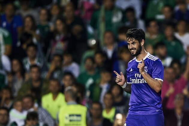 SEVILLE, SPAIN - OCTOBER 15:  Isco Alarcon of Real Madrid CF celebrates after scoring during the match between Real Betis Balompie and Real Madrid CF as part of La Liga at Benito Villamrin stadium October 15, 2016 in Seville, Spain.  (Photo by Aitor Alcalde/Getty Images)