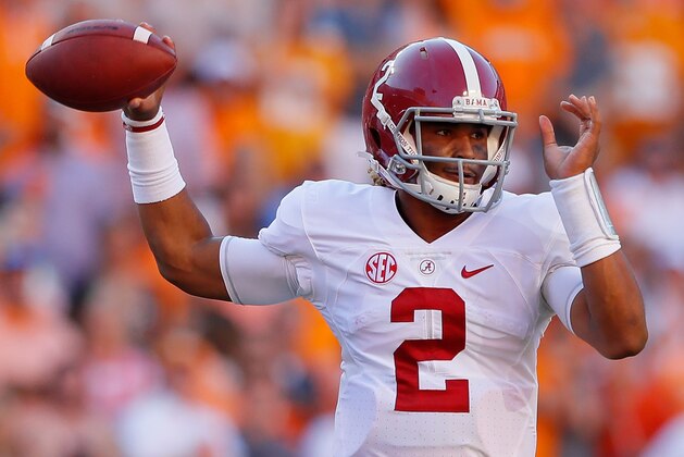 KNOXVILLE, TN - OCTOBER 15:  Jalen Hurts #2 of the Alabama Crimson Tide looks to pass against the Tennessee Volunteers at Neyland Stadium on October 15, 2016 in Knoxville, Tennessee.  (Photo by Kevin C. Cox/Getty Images)