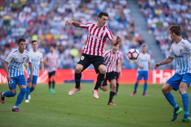 Athletic Bilbaos forward Aritz Aduriz (C) controls the ball during the Spanish league football match Malaga CF vs Athletic Club Bilbao at La Rosaleda stadium in Malaga on October 2, 2016. / AFP / JORGE GUERRERO        (Photo credit should read JORGE GUERRERO/AFP/Getty Images)