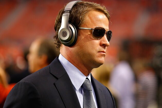 GLENDALE, AZ - JANUARY 11:  Offensive coordinator Lane Kiffin of the Alabama Crimson Tide walks on the field before the 2016 College Football Playoff National Championship Game at University of Phoenix Stadium on January 11, 2016 in Glendale, Arizona.  (Photo by Kevin C. Cox/Getty Images)
