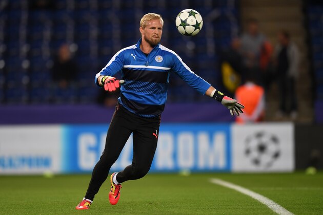 LEICESTER, ENGLAND - SEPTEMBER 27:  Kasper Schmeichel of Leicester City warms up prior to the UEFA Champions League Group G match between Leicester City FC and FC Porto at The King Power Stadium on September 27, 2016 in Leicester, England.  (Photo by Michael Regan/Getty Images)