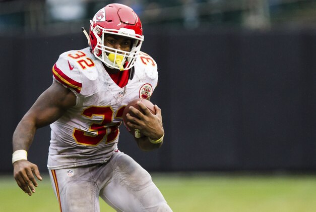 Oct 16, 2016; Oakland, CA, USA; Kansas City Chiefs running back Spencer Ware (32) carries the ball against the Oakland Raiders during the third quarter at Oakland Coliseum. The Kansas City Chiefs defeated the Oakland Raiders 26-10. Mandatory Credit: Kelley L Cox-USA TODAY Sports