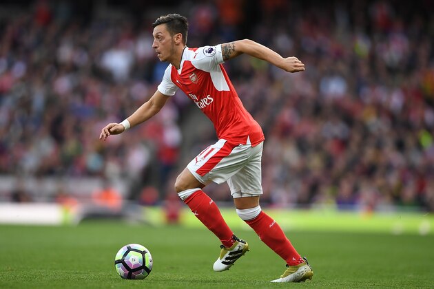 LONDON, ENGLAND - OCTOBER 15:  Mesut Ozil of Arsenal cin action during the Premier League match between Arsenal and Swansea City at Emirates Stadium on October 15, 2016 in London, England.  (Photo by Mike Hewitt/Getty Images)