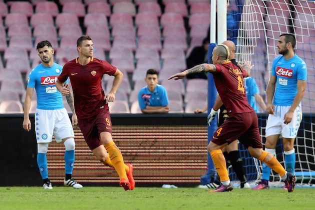 NAPLES, ITALY - OCTOBER 15:  Edin Dzeko of Roma celebrates the second goal during the Serie A match between SSC Napoli and AS Roma at Stadio San Paolo on October 15, 2016 in Naples, Italy.  (Photo by Maurizio Lagana/Getty Images)
