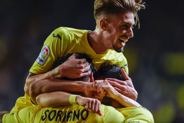 Villarreal players celebrate their second goal during the Spanish league football match Villarreal CF vs RC Celta de Vigo at El Madrigal stadium in Vila-real on October 16, 2016. / AFP / JOSE JORDAN        (Photo credit should read JOSE JORDAN/AFP/Getty Images)