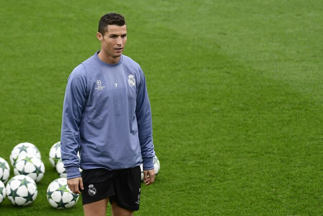 Real Madrid's Portuguese forward Cristiano Ronaldo attends a training session at Valdebebas Sport City in Madrid on October 17, 2016 on the eve of their Champions League football match against Legia Warszawa. / AFP / PIERRE-PHILIPPE MARCOU        (Photo credit should read PIERRE-PHILIPPE MARCOU/AFP/Getty Images)