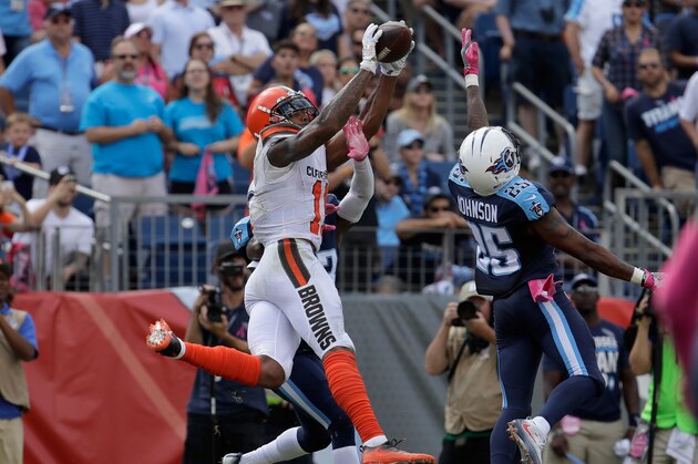 NASHVILLE, TN - OCTOBER 16: Terrelle Pryor, Sr. #11 of the Cleveland Browns catches a touchdown pass during the second quarter of the game against the Tennessee Titans at Nissan Stadium on October 16, 2016 in Nashville, Tennessee.  (Photo by Andy Lyons/Getty Images)