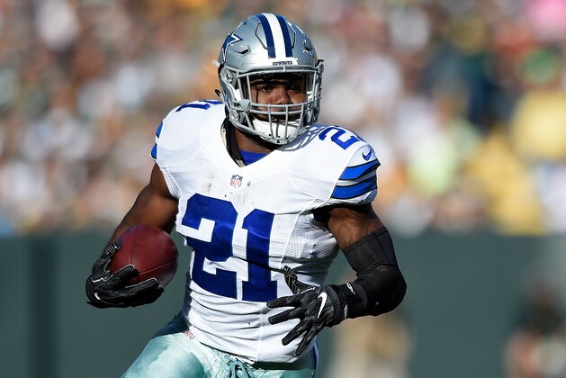 GREEN BAY, WI - OCTOBER 16:  Ezekiel Elliott #21 of the Dallas Cowboys runs the ball against the Green Bay Packers during the first quarter at Lambeau Field on October 16, 2016 in Green Bay, Wisconsin.  (Photo by Hannah Foslien/Getty Images)
