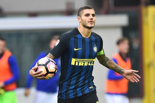 Inter Milan's forward from Argentina Mauro Icardi reacts after Cagliari's forward of Italy Federico Melchiorri (not pictured) scored a goal during the Italian Serie A football match Inter Milan vs Cagliari at 'San Siro' Stadium in Milan on October 16,  2016.  / AFP / GIUSEPPE CACACE        (Photo credit should read GIUSEPPE CACACE/AFP/Getty Images)