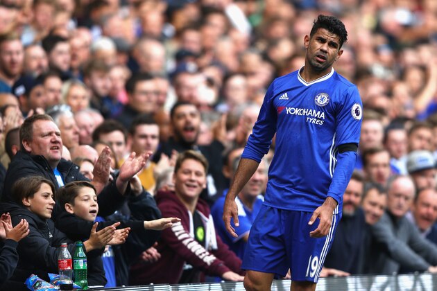 LONDON, ENGLAND - OCTOBER 15: Diego Costa of Chelsea (R) is appluded by the Chelsea fans during the Premier League match between Chelsea and Leicester City at Stamford Bridge on October 15, 2016 in London, England.  (Photo by Ian Walton/Getty Images)