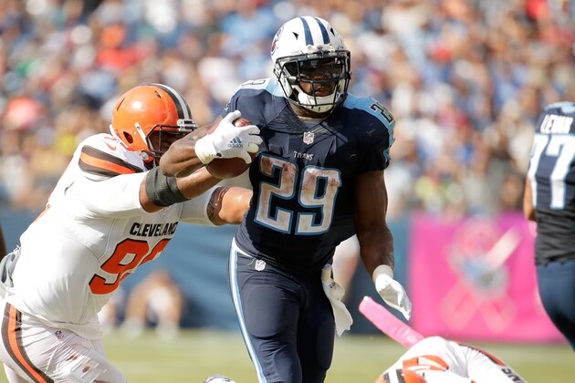 NASHVILLE, TN - OCTOBER 16:  DeMarco Murray #29 of the Tennessee Titans runs with the ball during the game against the Cleveland Browns of the game at Nissan Stadium on October 16, 2016 in Nashville, Tennessee.  (Photo by Andy Lyons/Getty Images)