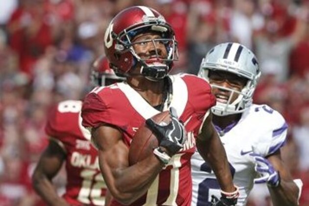 Oklahoma wide receiver Dede Westbrook (11) carries a Baker Mayfield pass in for a touchdown in front of Kansas State defensive back D.J. Reed (2) in the fourth quarter of an NCAA college football game in Norman, Okla., Saturday, Oct. 15, 2016. Oklahoma won 38-17. (AP Photo/Sue Ogrocki)