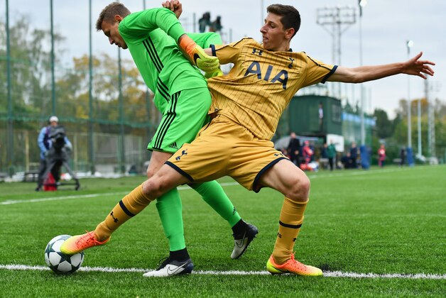MOSCOW, RUSSIA - SEPTEMBER 27:  Jack Roles of Tottenham Hotspur FC battles for the ball with Pavel Ovchinnikov of PFC CSKA Moskva during the UEFA Champions League Youth match between PFC CSKA Moskva and Tottenham Hotspur FC at Oktyabr Stadium on September 27, 2016 in Moscow, Russia.  (Photo by Dan Mullan/Getty Images)