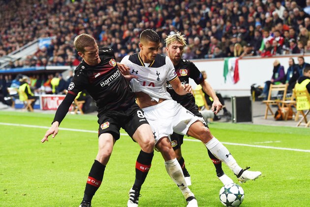 Leverkusen's midfielder Lars Bender (L), Leverkusen's Slovenian midfielder Kevin Kampl (R) and Tottenham Hotspur's Argentinian midfielder Erik Lamela vie for the ball during the Champions League group E football match between Bayer Leverkusen and Tottenham Hotspur in Leverkusen, western Germany, on October 18, 2016 / AFP / PATRIK STOLLARZ        (Photo credit should read PATRIK STOLLARZ/AFP/Getty Images)