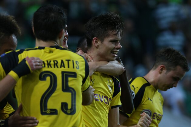 LISBON, PORTUGAL - OCTOBER 18: Borussia Dortmund's midfielder Julian Weigl celebrates with teammates after scoring a goal during the UEFA Champions League match between Sporting Clube de Portugal and Borussia Dortmund at Estadio Jose Alvalade on October 18, 2016 in Lisbon, Portugal.  (Photo by Gualter Fatia/Getty Images)