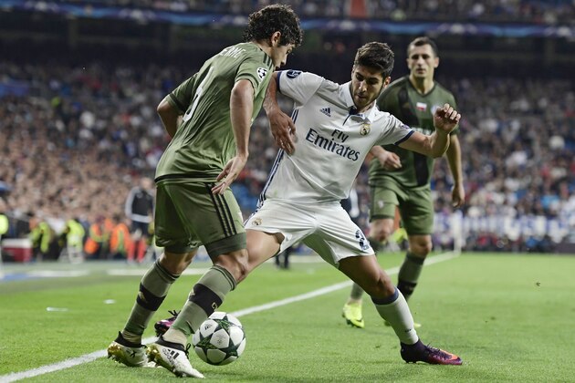 Legia Warszawa's Brasilian midfielder Guilherme Marques (L) vies with Real Madrid's forward Marco Asensio during the UEFA Champions League football match Real Madrid CF vs Legia  Legia Warszawa at the Santiago Bernabeu stadium in Madrid on October 18, 2016. / AFP / JAVIER SORIANO        (Photo credit should read JAVIER SORIANO/AFP/Getty Images)