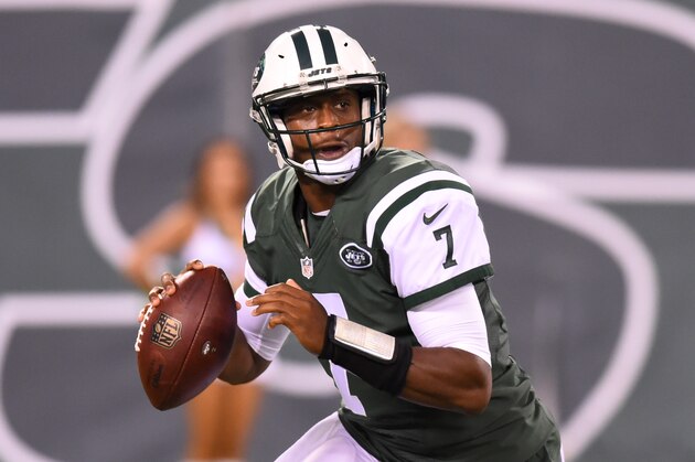 EAST RUTHERFORD, NJ - AUGUST 27:  Geno Smith #7 of the New York Jets drops back to pass against the New York Giants during the second quarter at MetLife Stadium on August 27, 2016 in East Rutherford, New Jersey.  The Giants defeated the Jets 21-20.  (Photo by Rich Barnes/Getty Images)