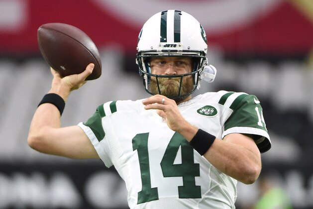 GLENDALE, AZ - OCTOBER 17:  Quarterback Ryan Fitzpatrick #14 of the New York Jets warms up prior to the game against the against the Arizona Cardinals at University of Phoenix Stadium on October 17, 2016 in Glendale, Arizona.  (Photo by Norm Hall/Getty Images)