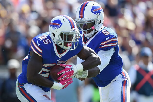 LOS ANGELES, CA - OCTOBER 09:  Quarterback Tyrod Taylor #5 of the Buffalo Bills hands off to teammate LeSean McCoy #25 during the second quarter of the game against the Los Angeles Rams at the Los Angeles Memorial Coliseum on October 9, 2016 in Los Angeles, California.  (Photo by Harry How/Getty Images)