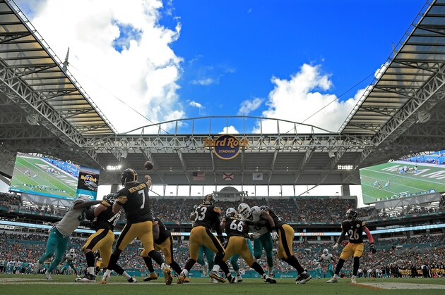 MIAMI GARDENS, FL - OCTOBER 16:  Ben Roethlisberger #7 of the Pittsburgh Steelers passes during a game against the Miami Dolphins on October 16, 2016 in Miami Gardens, Florida.  (Photo by Mike Ehrmann/Getty Images)