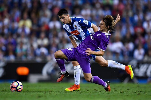 BARCELONA, SPAIN - SEPTEMBER 18:  Luka Modric of Real Madrid CF competes for the ball with Marc Roca of RCD Espanyol during the La Liga match between RCD Espanyol and Real Madrid CF at the RCDE stadium on September 18, 2016 in Barcelona, Spain.  (Photo by David Ramos/Getty Images)