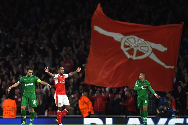 LONDON, ENGLAND - OCTOBER 19:  Theo Walcott of Arsenal celebrates after scoring his team's second goal of the game during the UEFA Champions League group A match between Arsenal FC and PFC Ludogorets Razgrad at the Emirates Stadium on October 19, 2016 in London, England.  (Photo by Mike Hewitt/Getty Images)