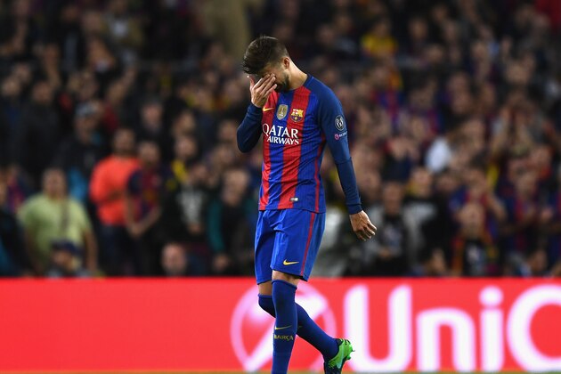 BARCELONA, SPAIN - OCTOBER 19: Gerard Pique of Barcelona leaves the pitch following an injury during the UEFA Champions League group C match between FC Barcelona and Manchester City FC at Camp Nou on October 19, 2016 in Barcelona, Spain.  (Photo by David Ramos/Getty Images)