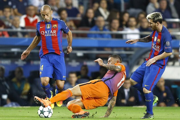 (l-r) Javier Mascherano of Barcelona, Aleksandar Kolarov of Manchester City, Lionel Messi of FC Barcelonaduring the UEFA Champions League group C match between FC Barcelona and Manchester City on October 19, 2016 at the Camp Nou stadium in Barcelona, Spain.(Photo by VI Images via Getty Images)
