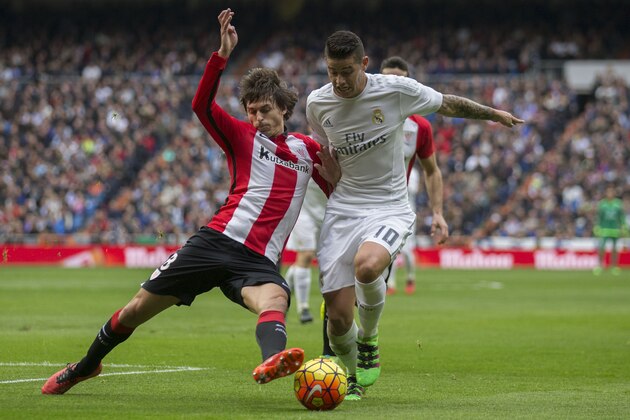 MADRID, SPAIN - FEBRUARY 13:  James Rodriguez (R) of Real Madrid CF competes for the ball with Ander Iturraspe (L) of Athletic Club during the La Liga match between Real Madrid CF and Athletic Club at Estadio Santiago Bernabeu on February 13, 2016 in Madrid, Spain.  (Photo by Gonzalo Arroyo Moreno/Getty Images)