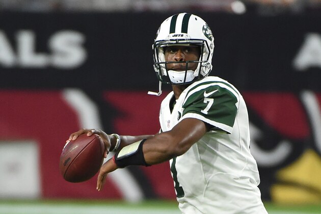 GLENDALE, AZ - OCTOBER 17:  Quarterback Geno Smith #7 of the New York Jets looks to throw the ball during a game against the Arizona Cardinals at University of Phoenix Stadium on October 17, 2016 in Glendale, Arizona.  (Photo by Norm Hall/Getty Images)