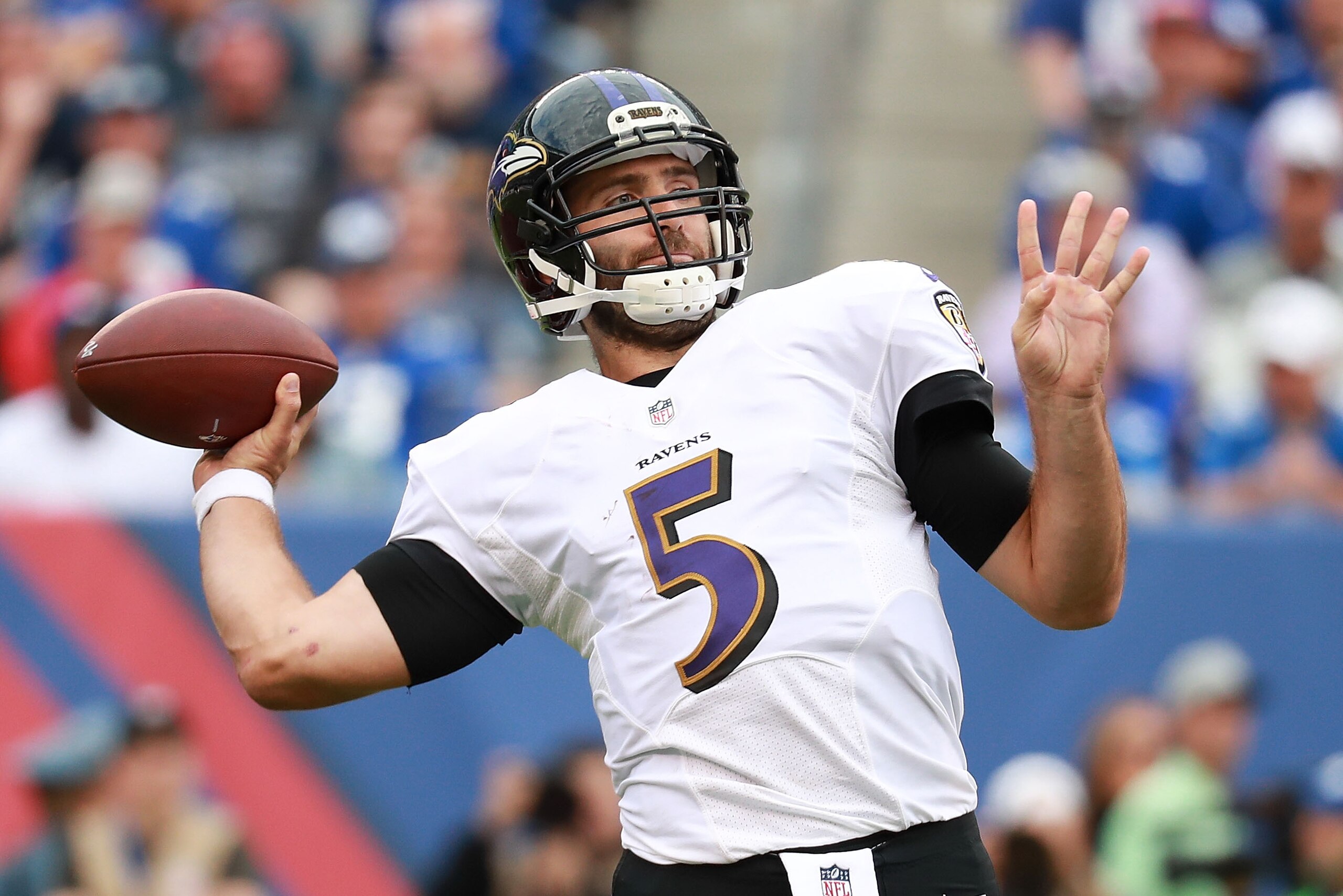 EAST RUTHERFORD, NJ - OCTOBER 16:  Joe Flacco #5 of the Baltimore Ravens throws a pass against the New York Giants during the second half of the game at MetLife Stadium on October 16, 2016 in East Rutherford, New Jersey.  (Photo by Michael Reaves/Getty Images)