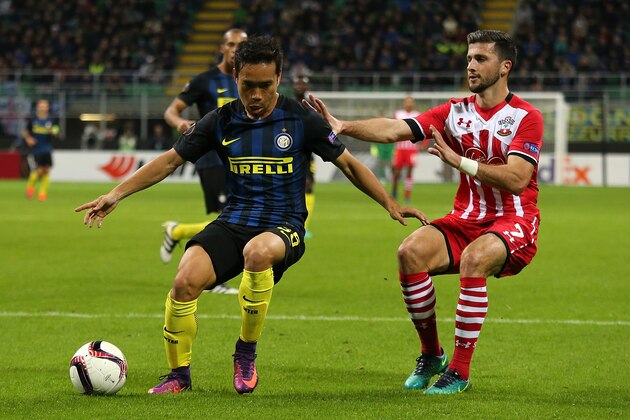 MILAN, ITALY - OCTOBER 20:  Yuto Nagatomo of Inter competes with Shane Long of Southampton during  the UEFA Europa League match between FC Internazionale Milano and Southampton FC at Giuseppe Meazza Stadium on October 20, 2016 in Milan, .  (Photo by Matthew Ashton - AMA/Getty Images)