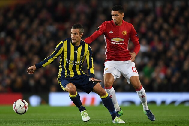 MANCHESTER, ENGLAND - OCTOBER 20:  Robin van Persie of Fenerbahce is closed down by Chris Smalling of Manchester United  during the UEFA Europa League Group A match between Manchester United FC and Fenerbahce SK at Old Trafford on October 20, 2016 in Manchester, England.  (Photo by Laurence Griffiths/Getty Images)