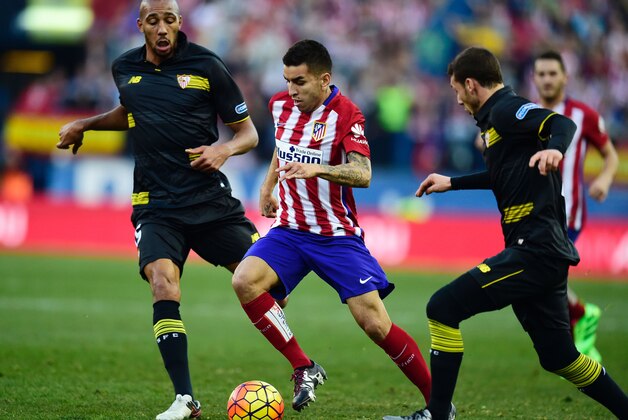 Atletico Madrid's Argentinian midfielder Angel Correa (C) vies with Sevilla's French midfielder Steven N'Zonzi (L) and Sevilla's Uruguayan midfielder Sebastian Cristoforo during the Spanish league football match Club Atletico de Madrid vs Sevilla FC at the Vicente Calderon stadium in Madrid on January 24, 2016.  AFP PHOTO / JAVIER SORIANO / AFP / JAVIER SORIANO        (Photo credit should read JAVIER SORIANO/AFP/Getty Images)