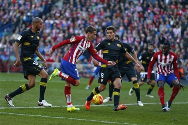 Atletico Madrid's Antoine Griezmann, second left, fails to score flanked by Sevilla's Steven N’Zonzi, left, and Daniel Carrico, third left, during a Spanish La Liga soccer match between Atletico Madrid and Sevilla at the Vicente Calderon stadium in Madrid, Sunday, Jan. 24, 2016. The match ended in a 0-0 draw. (AP Photo/Francisco Seco) Atletico Madrid's Antoine Griezmann, second left, fails to score flanked by Sevilla's Steven N’Zonzi, left, and Daniel Carrico, third left, during a Spanish La Liga soccer match between Atletico Madrid and Sevilla at the Vicente Calderon stadium in Madrid, Sunday, Jan. 24, 2016. The match ended in a 0-0 draw. (AP Photo/Francisco Seco)