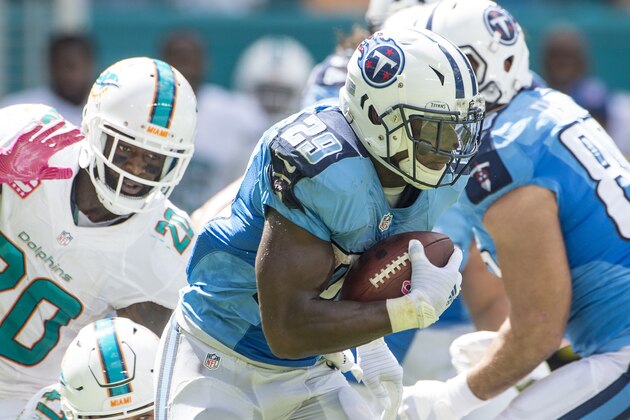 MIAMI GARDENS, FL - OCTOBER 09:  Running back DeMarco Murray #29 of the Tennessee Titans carries the ball during a NFL game against he Miami Dolphins at Hard Rock Stadium on October 9, 2016 in Miami Gardens, Florida.  (Photo by Ronald C. Modra/Sports Imagery/ Getty Images)