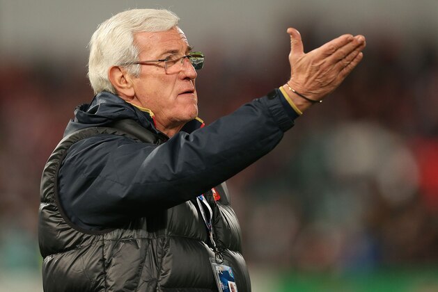 SYDNEY, AUSTRALIA - AUGUST 20:  Evergrande coach Marcello Lippi talks to players before the Asian Champions League Final match between the Western Sydney Wanderers and Guangzhou Evergrande at Pirtek Stadium on August 20, 2014 in Sydney, Australia.  (Photo by Mark Metcalfe/Getty Images)