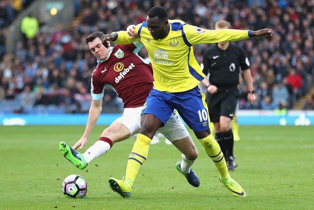 BURNLEY, ENGLAND - OCTOBER 22: Michael Keane of Burnley (L) and Romelu Lukaku of Everton (R) battle for possession  during the Premier League match between Burnley and Everton at Turf Moor on October 22, 2016 in Burnley, England.  (Photo by Chris Brunskill/Getty Images)
