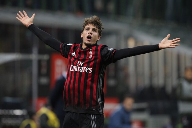 MILAN, ITALY - OCTOBER 22:  Manuel Locatelli of AC Milan celebrates after scoring the opening goal during the Serie A match between AC Milan and Juventus FC at Stadio Giuseppe Meazza on October 22, 2016 in Milan, Italy.  (Photo by Marco Luzzani/Getty Images)