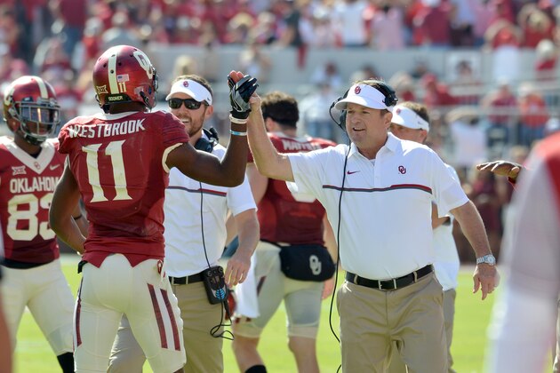 NORMAN, OK - OCTOBER 15: Head coach Bob Stoops congratulates wide receiver Dede Westbrook