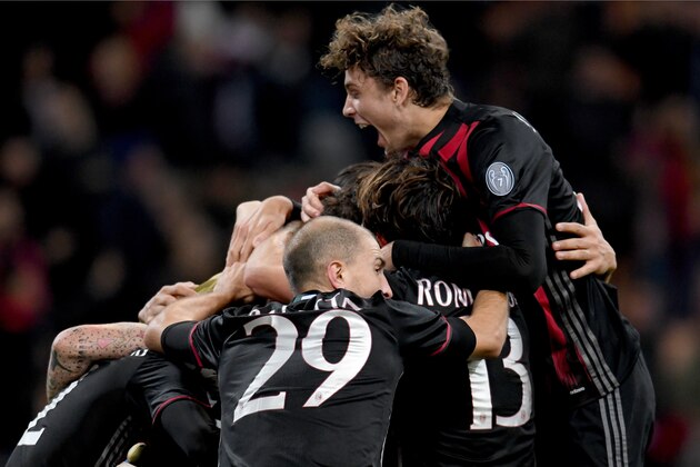 MILAN, ITALY - OCTOBER 22:  Manuel Locatelli of AC Milan (R) celebrates at the end of the Serie A match between AC Milan and Juventus FC at Stadio Giuseppe Meazza on October 22, 2016 in Milan, Italy.  (Photo by Claudio Villa./Getty Images)