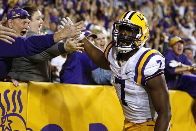 BATON ROUGE, LA - OCTOBER 22: Leonard Fournette #7 of the LSU Tigers celebrates a 76-yard touchdown during the first half of a game against the Mississippi Rebels at Tiger Stadium on October 22, 2016 in Baton Rouge, Louisiana.  (Photo by Jonathan Bachman/Getty Images)