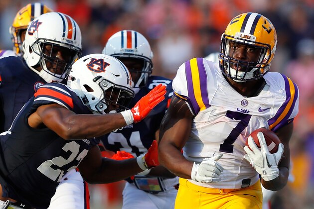 AUBURN, AL - SEPTEMBER 24:  Leonard Fournette #7 of the LSU Tigers is pushed out of bound by Johnathan Ford #23 of the Auburn Tigers at Jordan-Hare Stadium on September 24, 2016 in Auburn, Alabama.  (Photo by Kevin C. Cox/Getty Images)