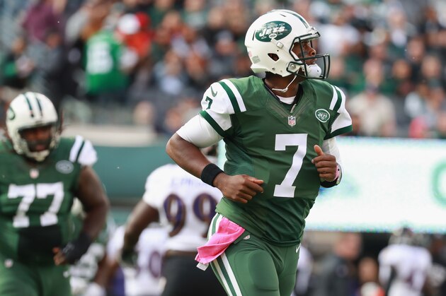 EAST RUTHERFORD, NJ - OCTOBER 23: Quarterback  Geno Smith #7 of the New York Jets runs on the field during the first quarter of the game against the Baltimore Ravens at MetLife Stadium on October 23, 2016 in East Rutherford, New Jersey.  (Photo by Michael Reaves/Getty Images)