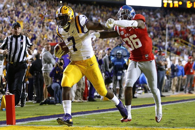 BATON ROUGE, LA - OCTOBER 22:  Leonard Fournette #7 of the LSU Tigers runs past Zedrick Woods #36 of the Mississippi Rebels for a 76-yard touchdown during the first half of a game at Tiger Stadium on October 22, 2016 in Baton Rouge, Louisiana.  (Photo by Jonathan Bachman/Getty Images)