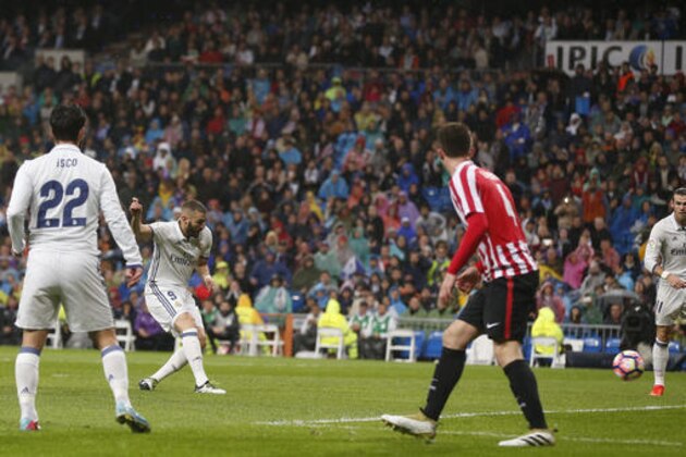 Real Madrid's Karim Benzema, second left, scores a goal during a Spain's La Liga soccer match between Real Madrid and Athletic Bilbao's at the Santiago Bernabeu stadium in Madrid, Spain, Sunday, Oct. 23, 2016. (AP Photo/Daniel Ochoa de Olza)