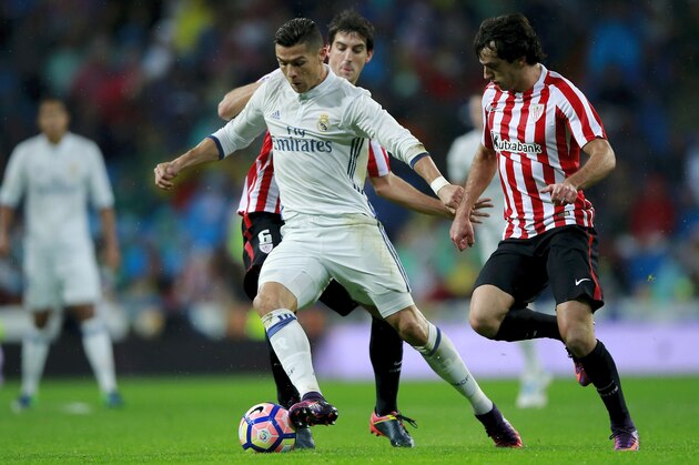 MADRID, SPAIN - OCTOBER 23: Cristiano Ronaldo (L) of Real Madrid CF competes for the ball with Javier Eraso (2ndL) and Inigo Lekue (R) of Athletic Club during the La Liga match between Real Madrid CF and Athletic Club de Bilbao at Estadio Santiago Bernabeu on October 23, 2016 in Madrid, Spain. (Photo by Gonzalo Arroyo Moreno/Getty Images)