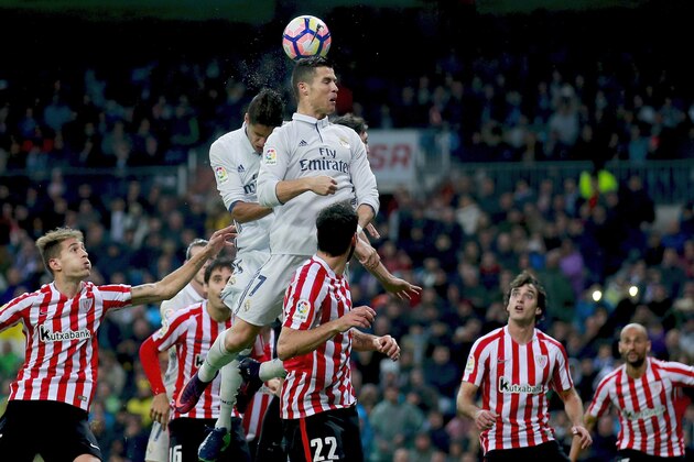 MADRID, SPAIN - OCTOBER 23: Cristiano Ronaldo of Real Madrid CF wins the header during the La Liga match between Real Madrid CF and Athletic Club de Bilbao at Estadio Santiago Bernabeu on October 23, 2016 in Madrid, Spain. (Photo by Gonzalo Arroyo Moreno/Getty Images)