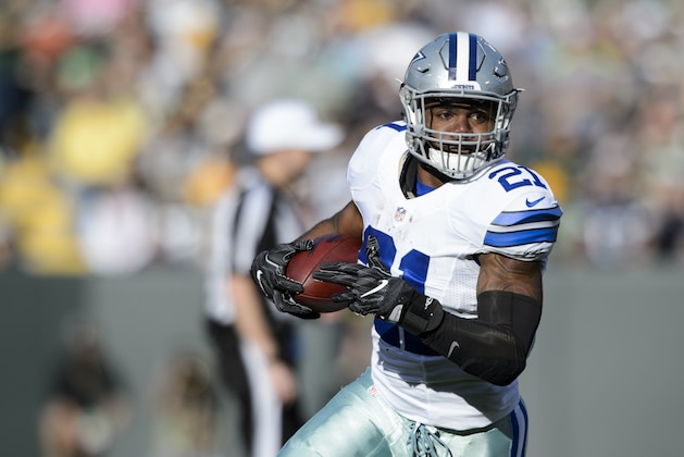GREEN BAY, WI - OCTOBER 16: Ezekiel Elliott #21 of the Dallas Cowboys carries the ball against the Green Bay Packers during the game on October 16, 2016 at Lambeau Field in Green Bay, Wisconsin. The Cowboys defeated the Packers 30-16. (Photo by Hannah Foslien/Getty Images)