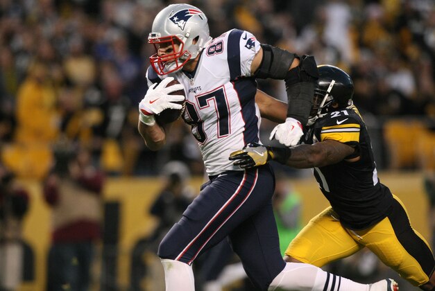 Oct 23, 2016; Pittsburgh, PA, USA;  New England Patriots tight end Rob Gronkowski (87) scores a touchdown past Pittsburgh Steelers safety Robert Golden (21) during the second half at Heinz Field. The Patriots won the game, 27-16. Mandatory Credit: Jason Bridge-USA TODAY Sports